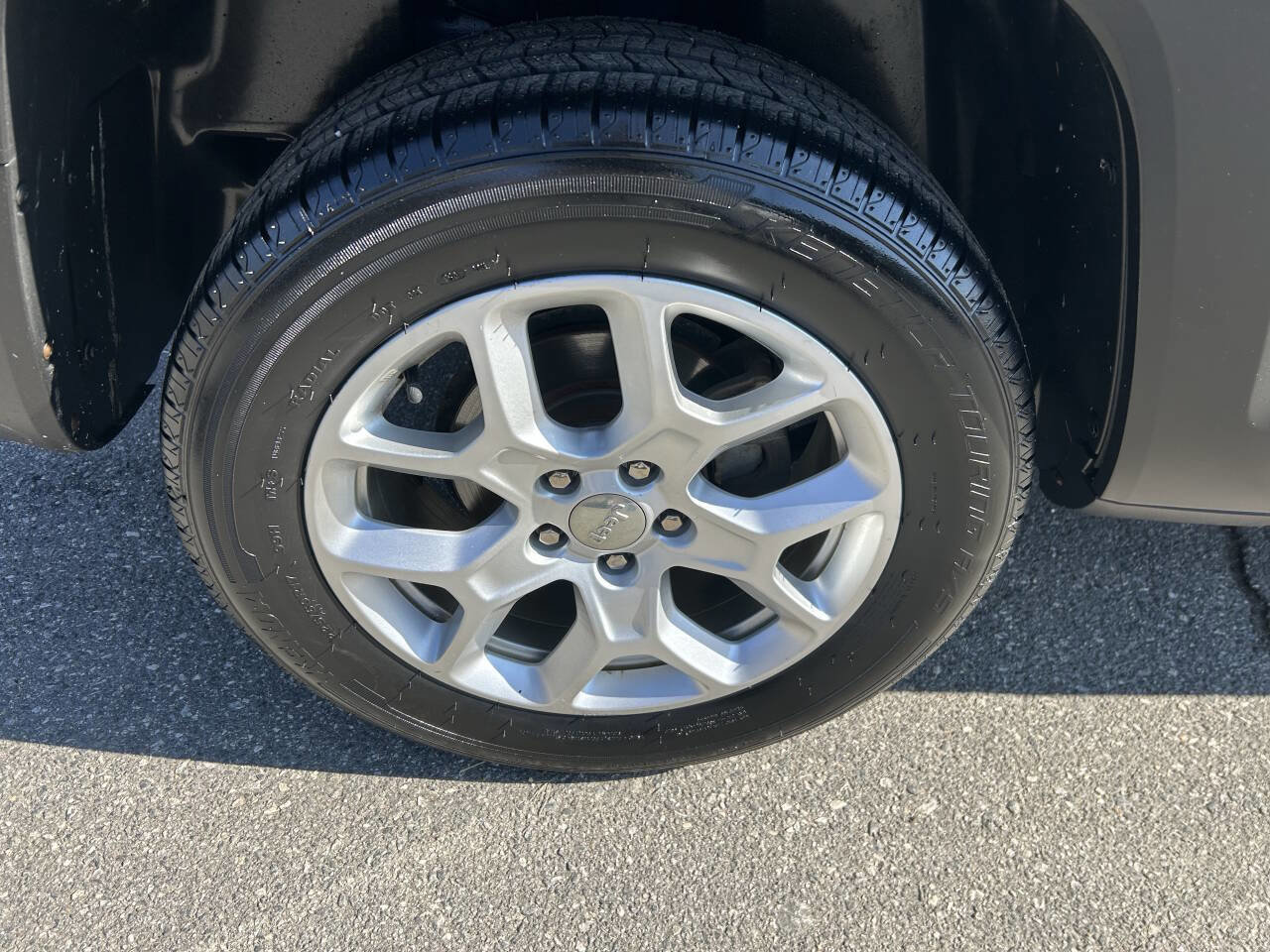 Used 2018 Jeep Renegade Latitude w/ Cold Weather Group AWD/4WD image 14