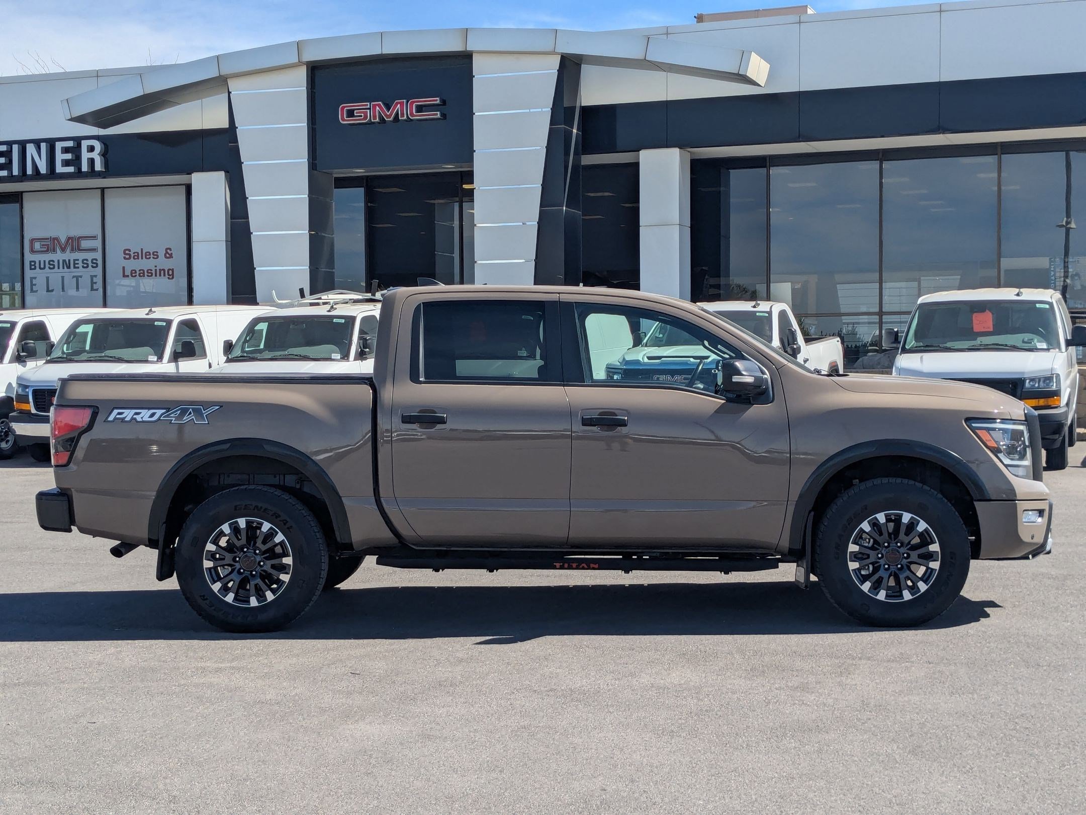 Used 2024 Nissan Titan PRO-4X w/ Pro-4x Convenience Package image 7