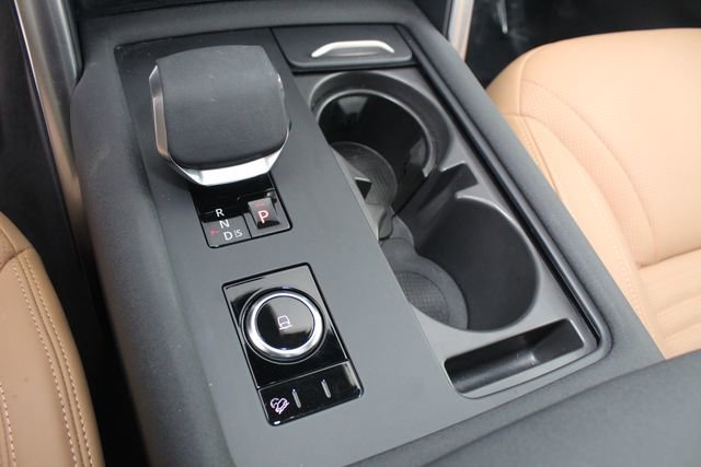 Used 2025 Land Rover Discovery Dynamic SE image 16