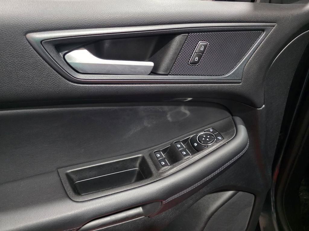 Used 2024 Ford Edge SE w/ Black Appearance Package image 12
