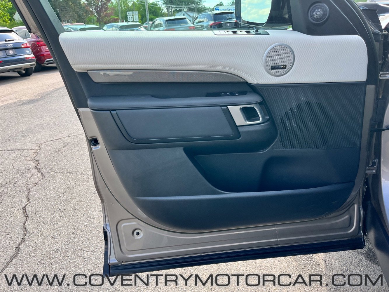 Used 2023 Land Rover Discovery Metropolitan Edition AWD/4WD image 42