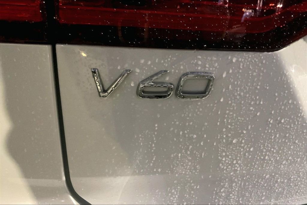 Used 2022 Volvo V60 T5 Cross Country image 10