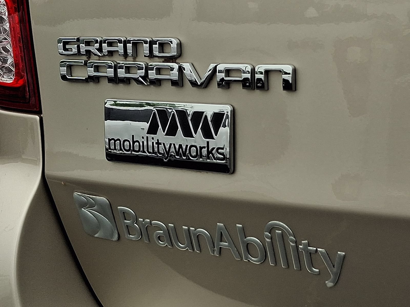 Used 2015 Dodge Grand Caravan SXT w/ Rear Park Assist Package FWD image 28
