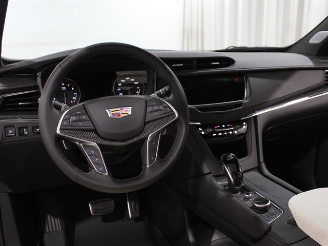 Certified 2026 Cadillac XT5 Sportv w/ LPO, Onyx Lite Package image 6