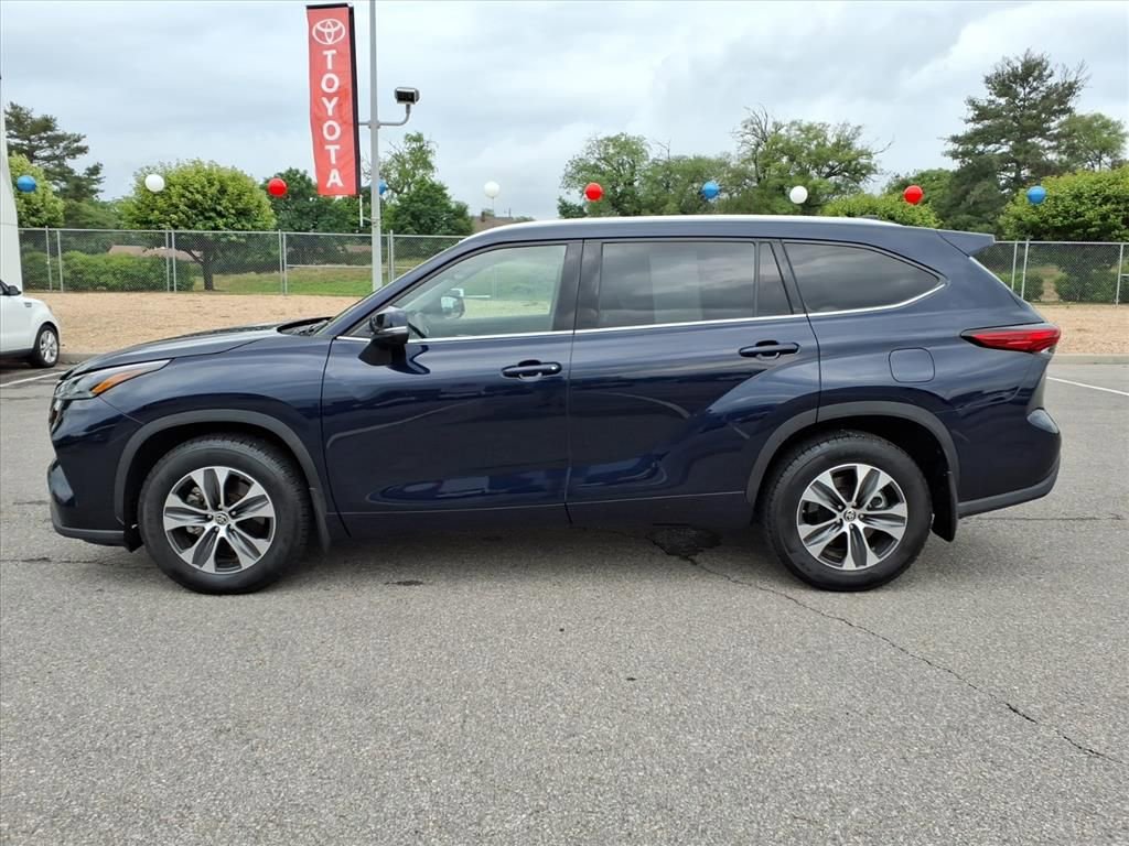 Certified 2021 Toyota Highlander XLE AWD/4WD image 8