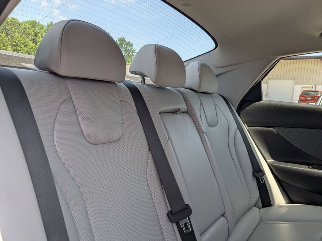 Used 2025 Hyundai Elantra Limited FWD image 32