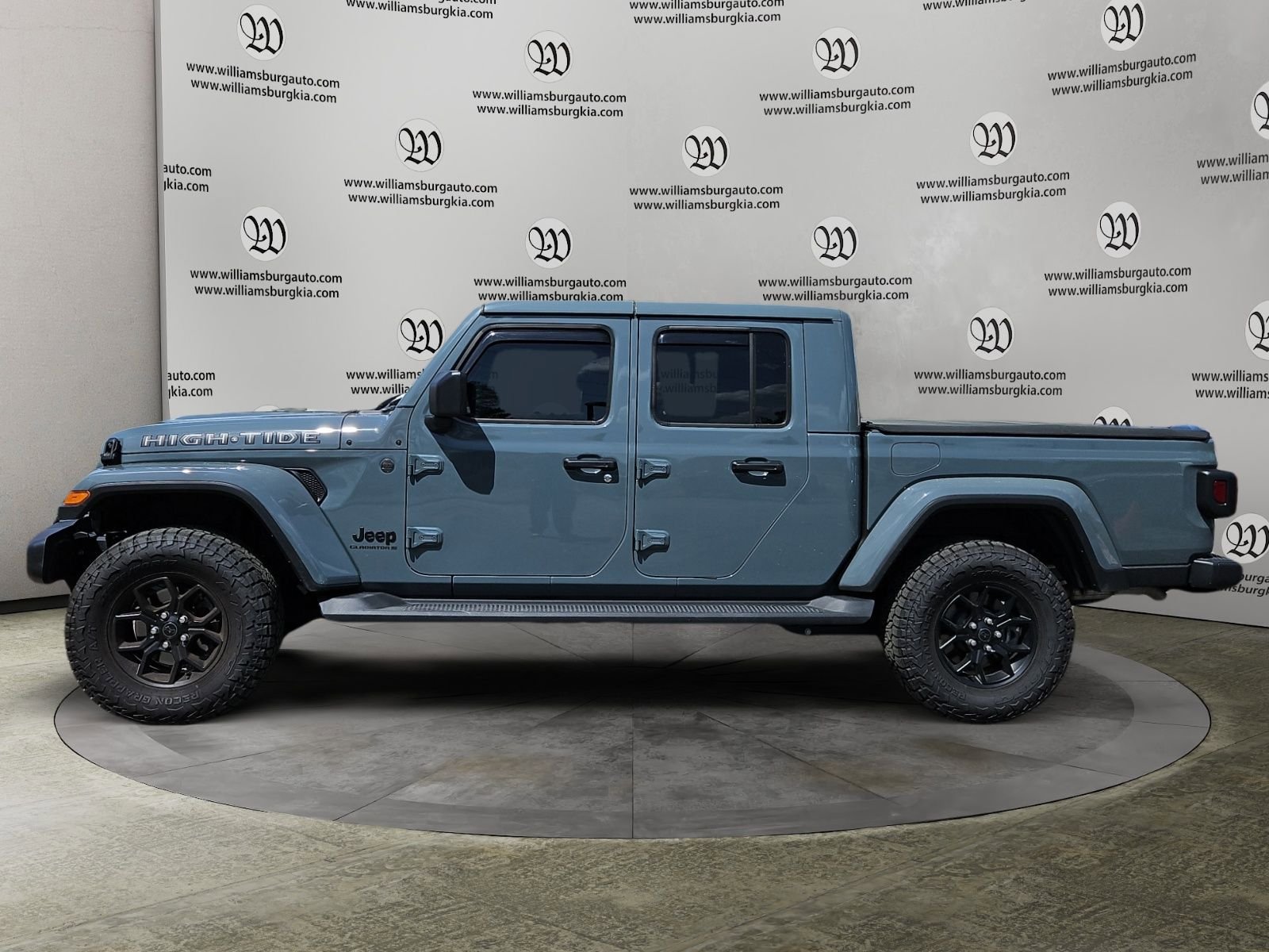 Used 2025 Jeep Gladiator Sport AWD/4WD image 2