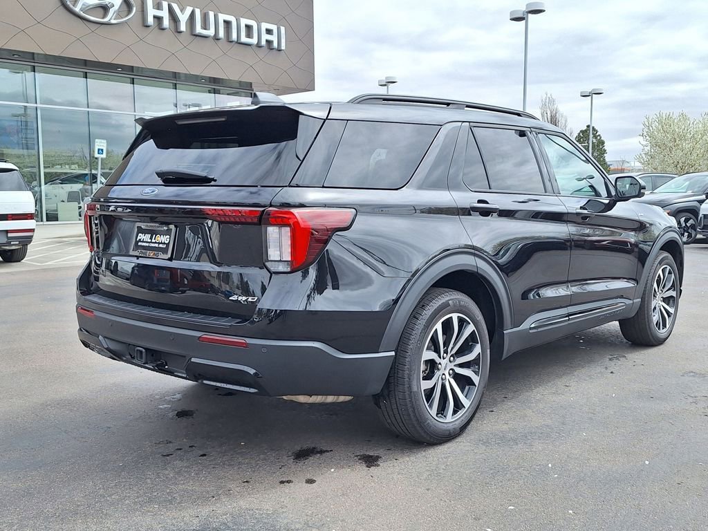 Used 2025 Ford Explorer ST-Line image 3