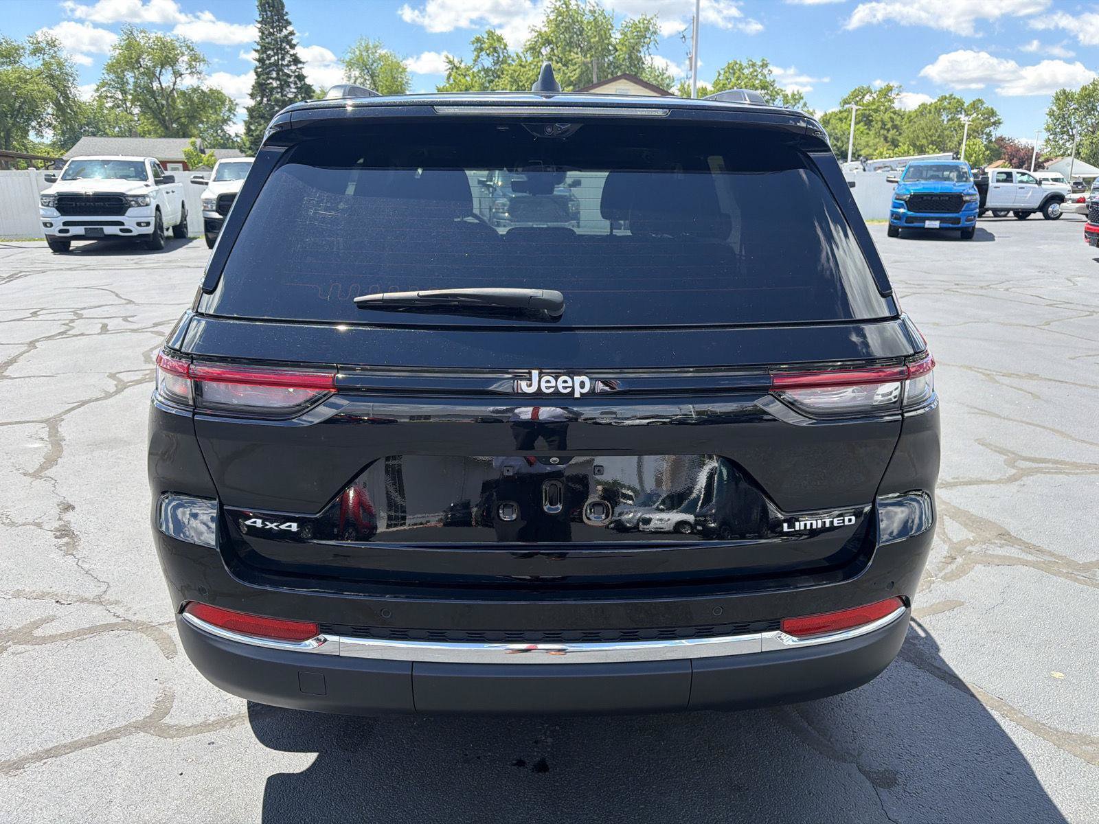 Used 2024 Jeep Grand Cherokee Limited w/ Luxury Tech Group II AWD/4WD image 11