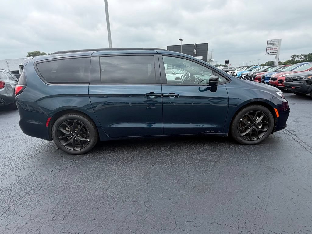 Used 2025 Chrysler Pacifica Limited FWD image 11