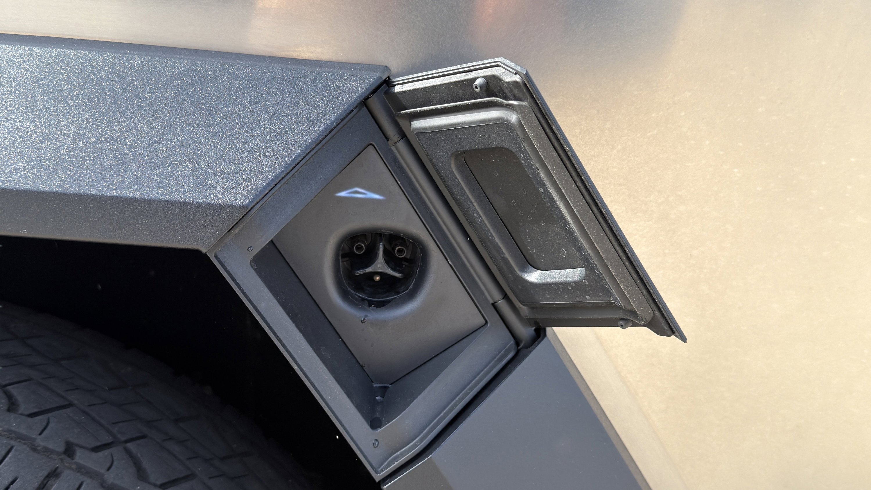 Used 2025 Tesla Cybertruck AWD Crew Cab image 43