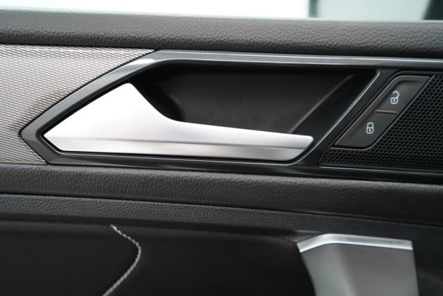 Used 2022 Volkswagen Tiguan SE w/ Panoramic Sunroof Package image 12