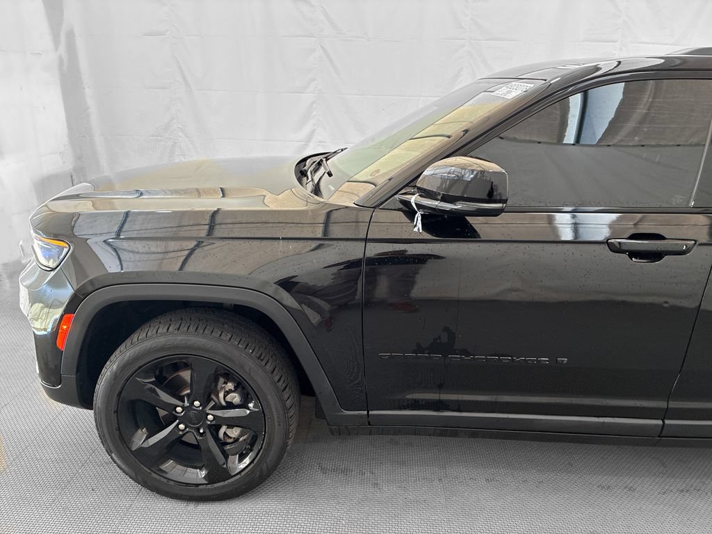 Used 2023 Jeep Grand Cherokee Altitude AWD/4WD image 3