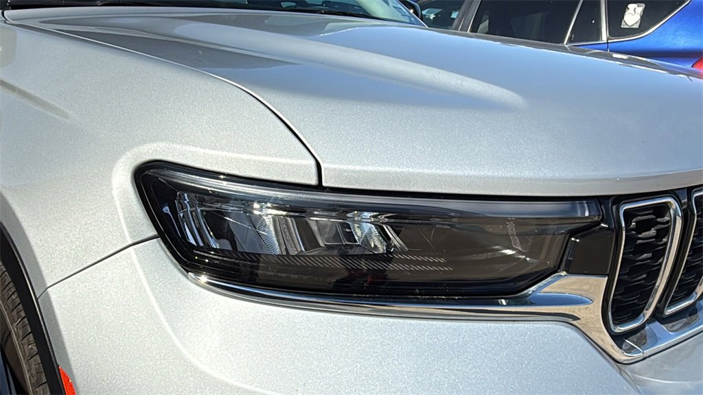 Used 2023 Jeep Grand Cherokee Limited w/ Luxury Tech Group II image 8