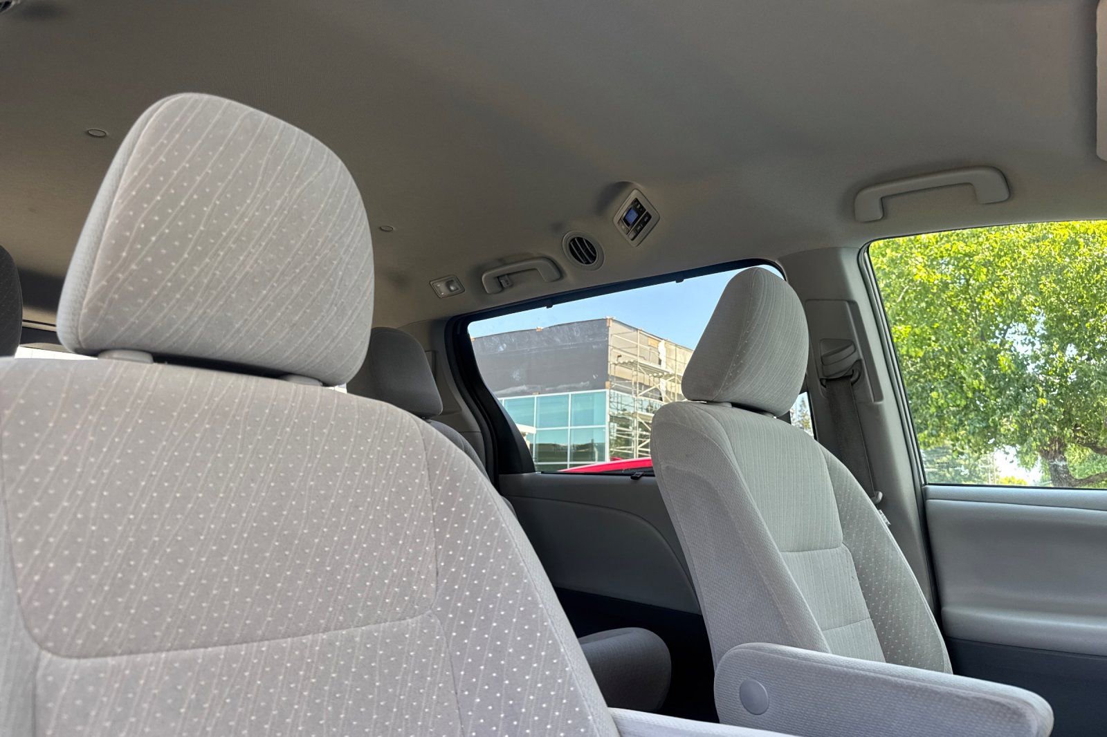 Used 2018 Toyota Sienna LE w/ Carpet Mat Package FWD image 17