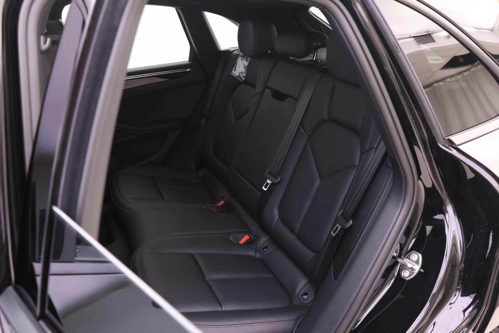 Used 2025 Porsche Macan AWD/4WD image 14