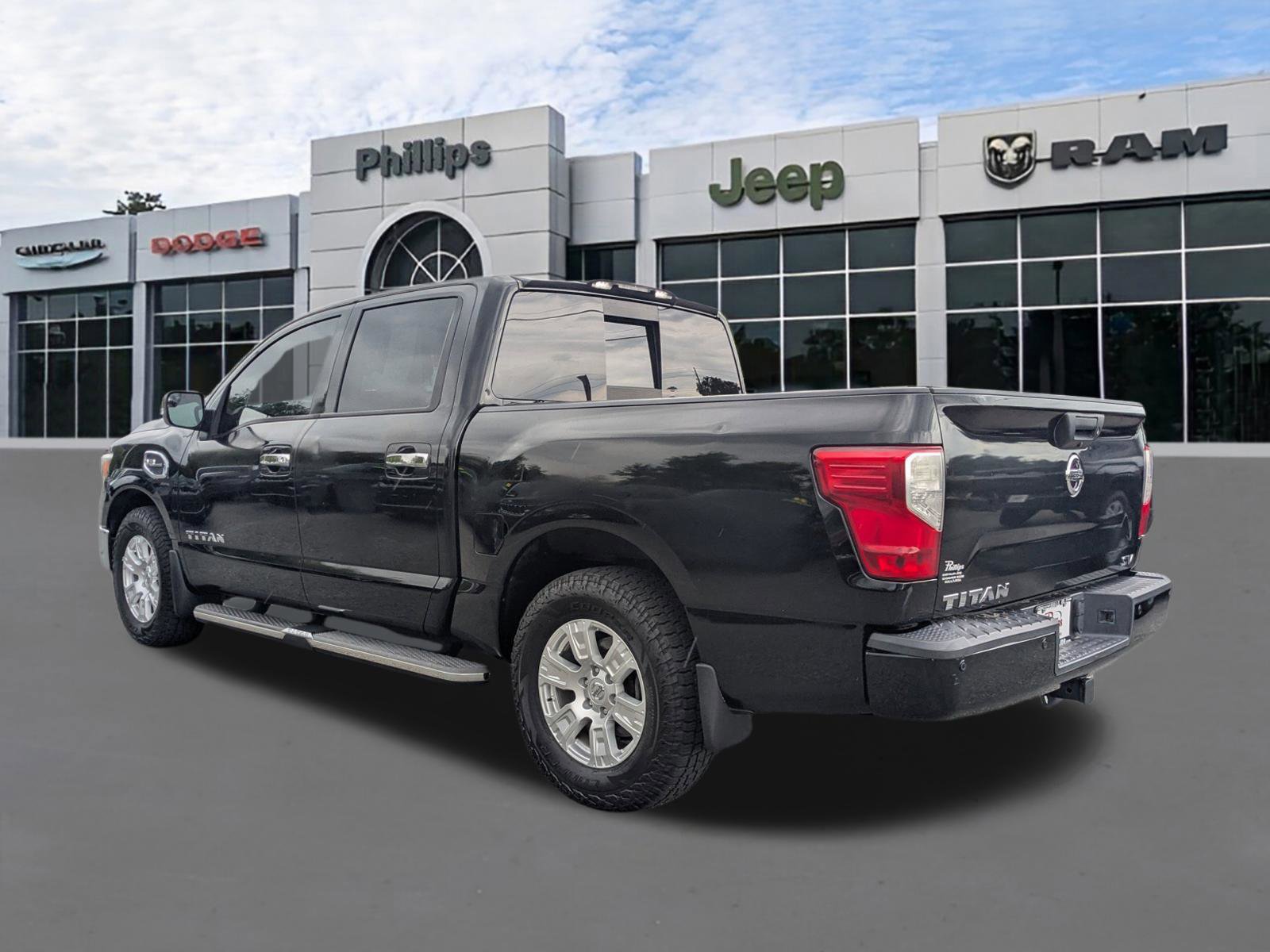 Used 2017 Nissan Titan SV RWD image 5