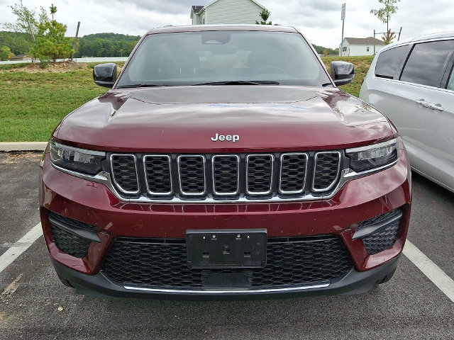 Used 2025 Jeep Grand Cherokee Laredo w/ Luxury Tech Group I AWD/4WD image 2