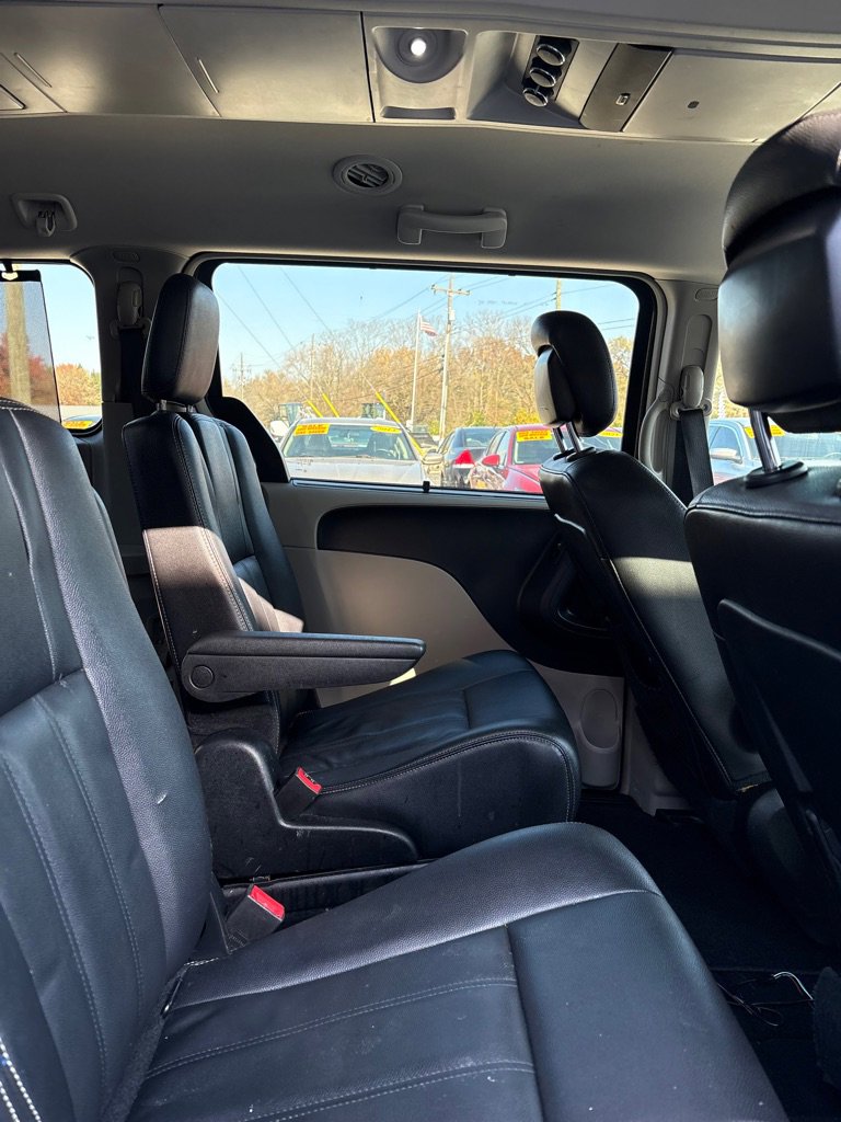 Used 2016 Chrysler Town & Country Touring image 11