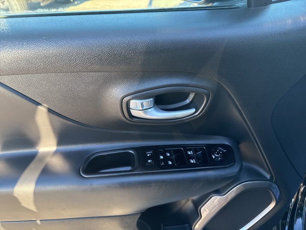 Used 2023 Jeep Renegade Latitude w/ Sun & Fun Group AWD/4WD image 12