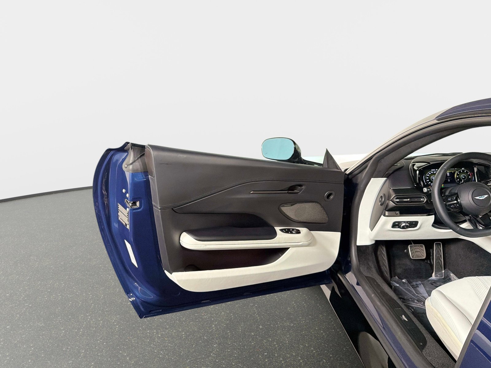 Used 2025 Aston Martin V8 Vantage Coupe RWD image 29