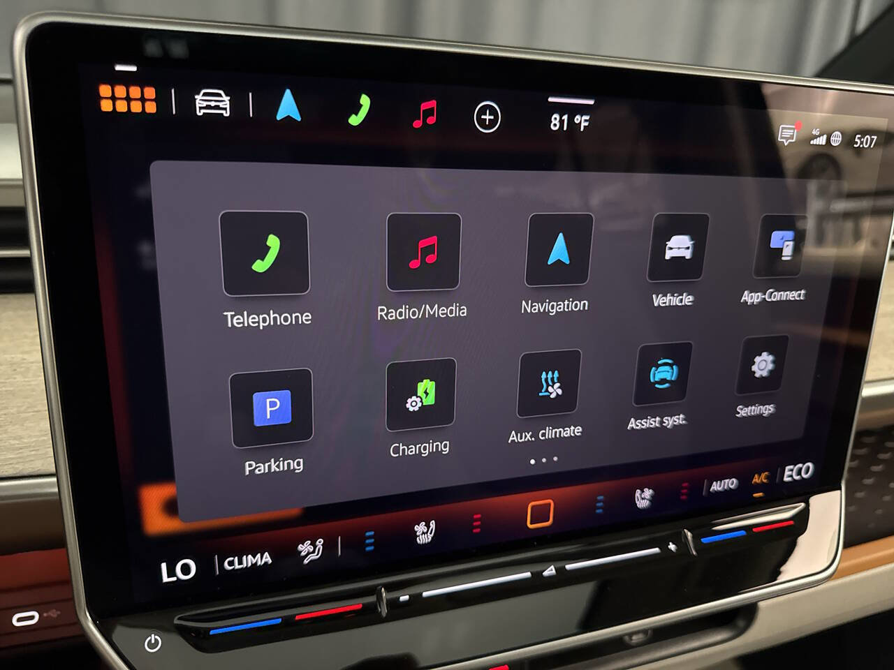 Used 2025 Volkswagen ID. Buzz 1st Edition image 25