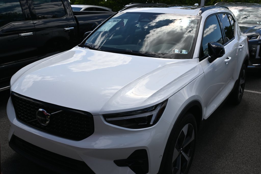 Used 2026 Volvo XC40 B5 Plus AWD/4WD image 5