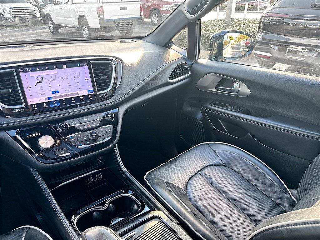 Used 2023 Chrysler Pacifica Limited w/ Uconnect Theater Family Group image 26
