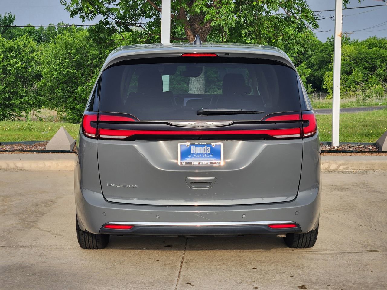 Used 2023 Chrysler Pacifica Touring-L FWD image 6
