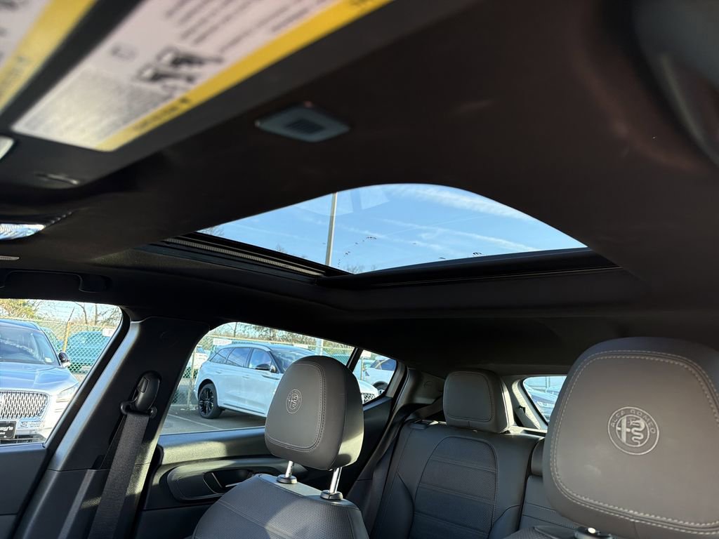 Used 2024 Alfa Romeo Tonale Ti w/ Premium Interior Package image 28