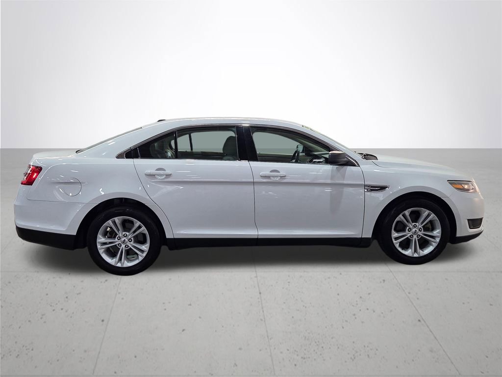 Used 2015 Ford Taurus SE image 9