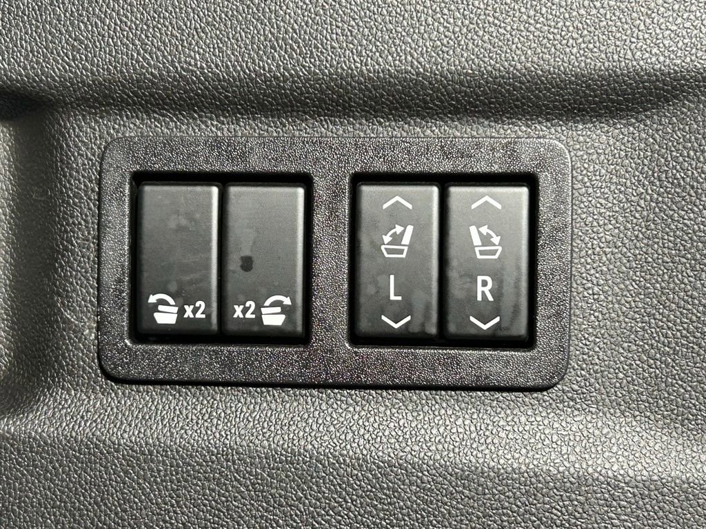 Used 2022 GMC Yukon XL Denali image 16