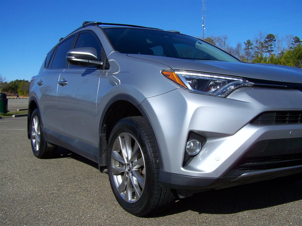 Used 2018 Toyota RAV4 Limited FWD image 31