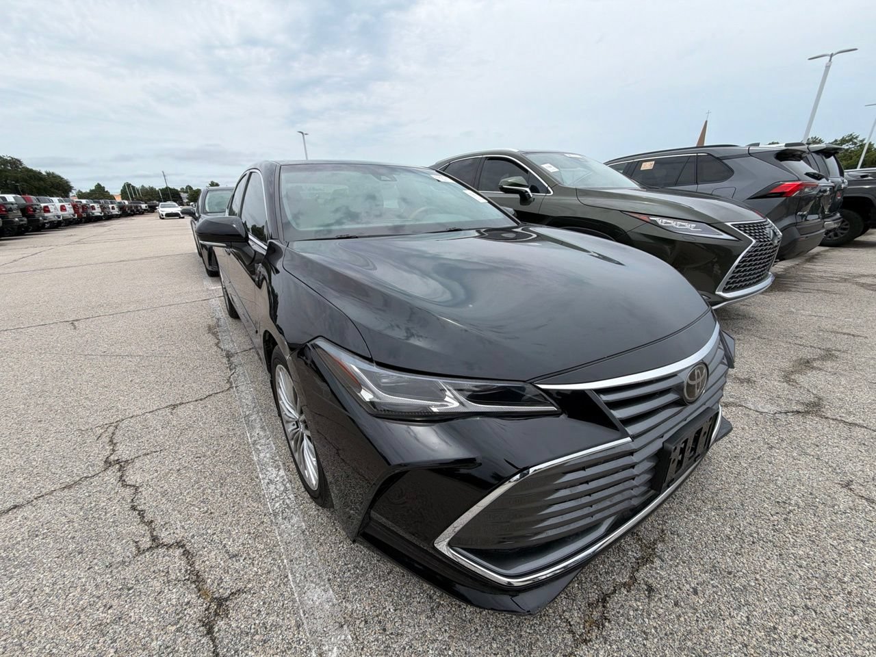 Used 2019 Toyota Avalon Limited FWD image 3