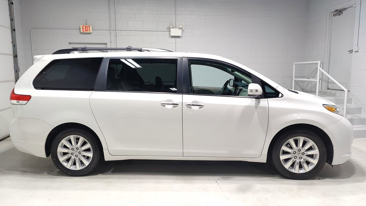 Used 2013 Toyota Sienna Limited w/ Premium Pkg image 2
