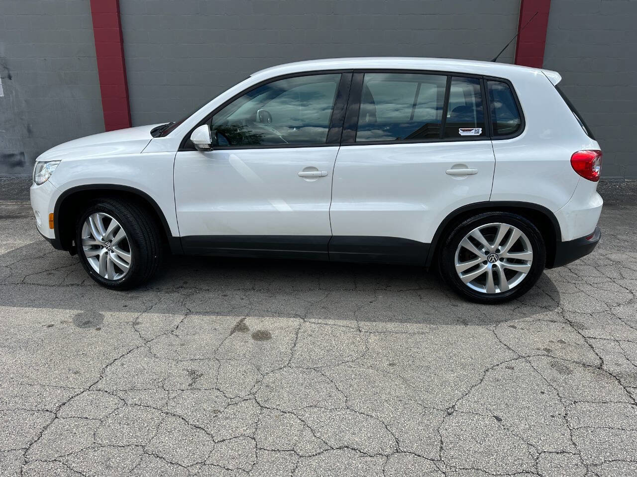 Used 2011 Volkswagen Tiguan SE image 2