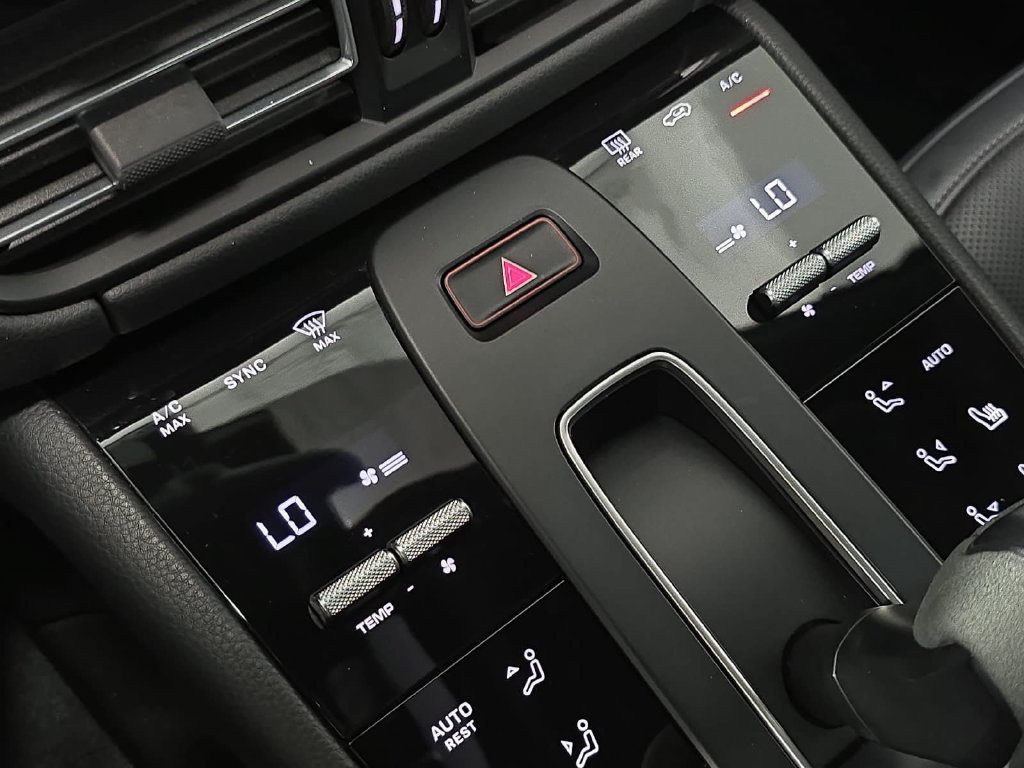 Certified 2024 Porsche Macan S AWD/4WD image 19