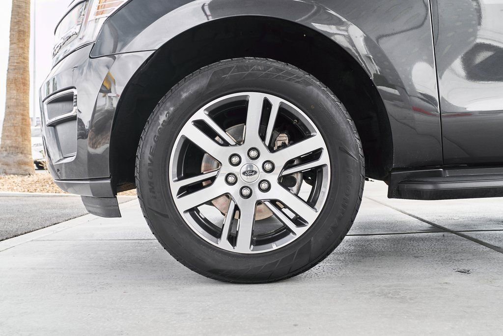Used 2024 Ford Expedition Limited image 3