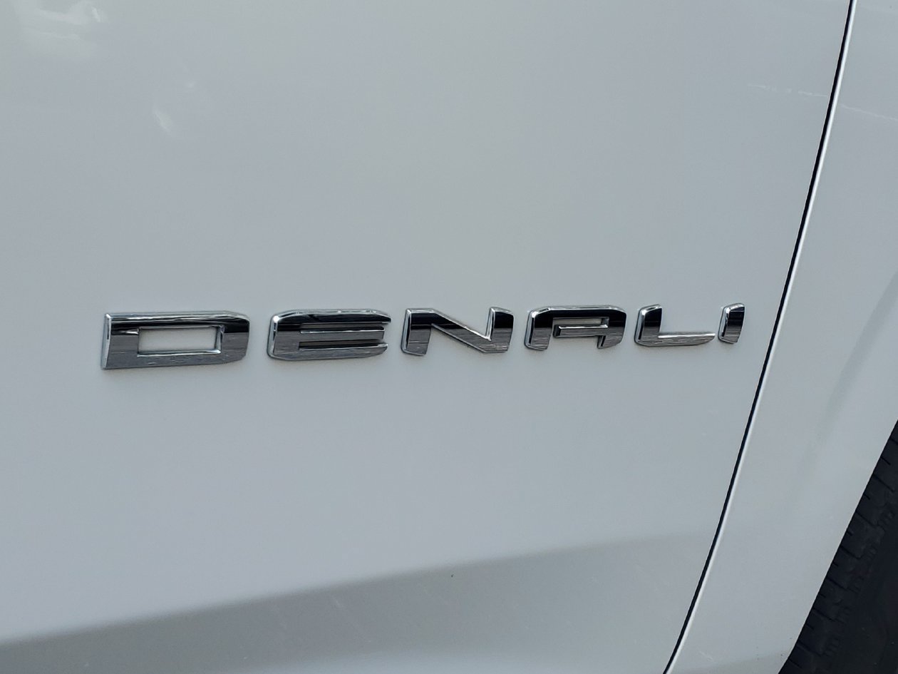 Used 2023 GMC Yukon XL Denali Ultimate AWD/4WD image 8