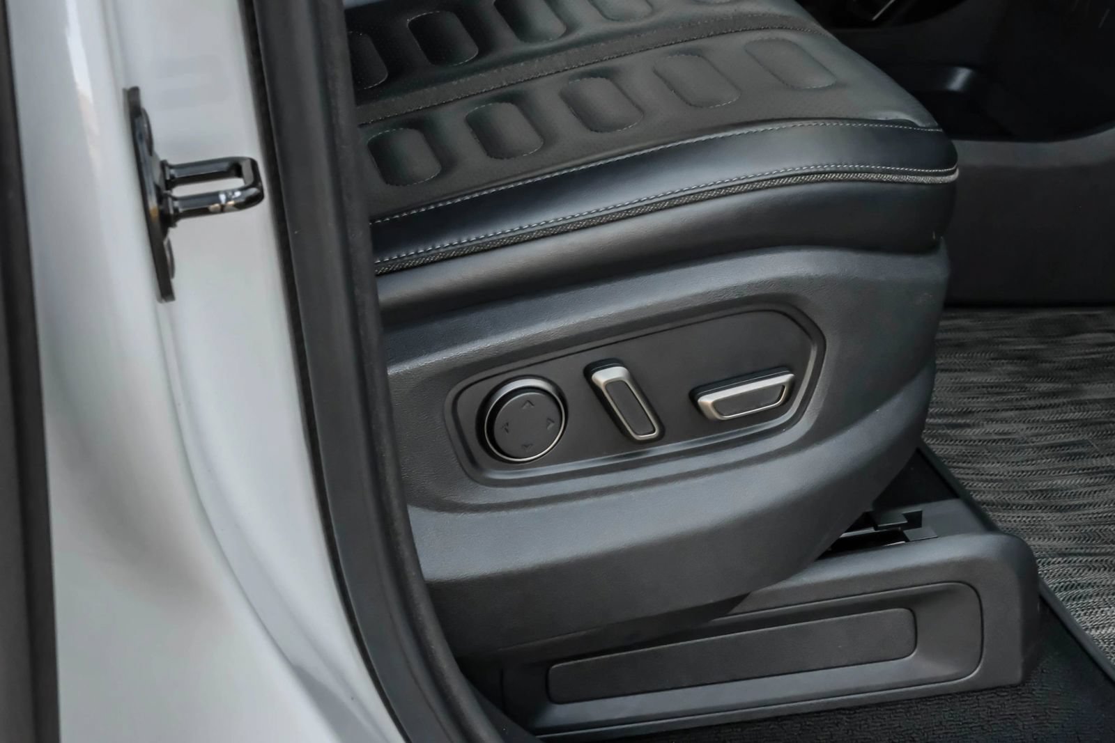 Used 2024 Rivian R1S Adventure AWD/4WD image 45