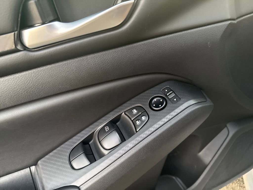 Used 2025 Nissan Altima 2.5 SV FWD image 18