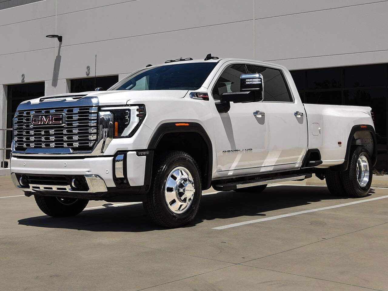 Used 2024 GMC Sierra 3500 Denali w/ Denali Reserve Package AWD/4WD image 4