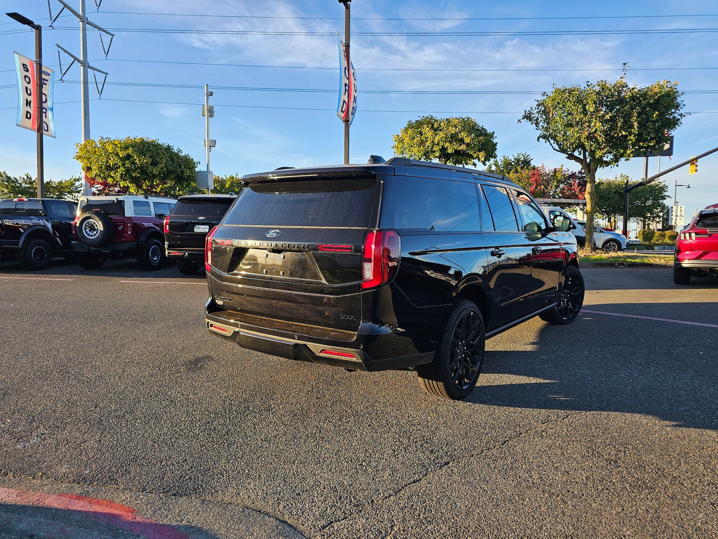 New 2026 Ford Expedition Max Platinum w/ Stealth Performance Package AWD/4WD image 4