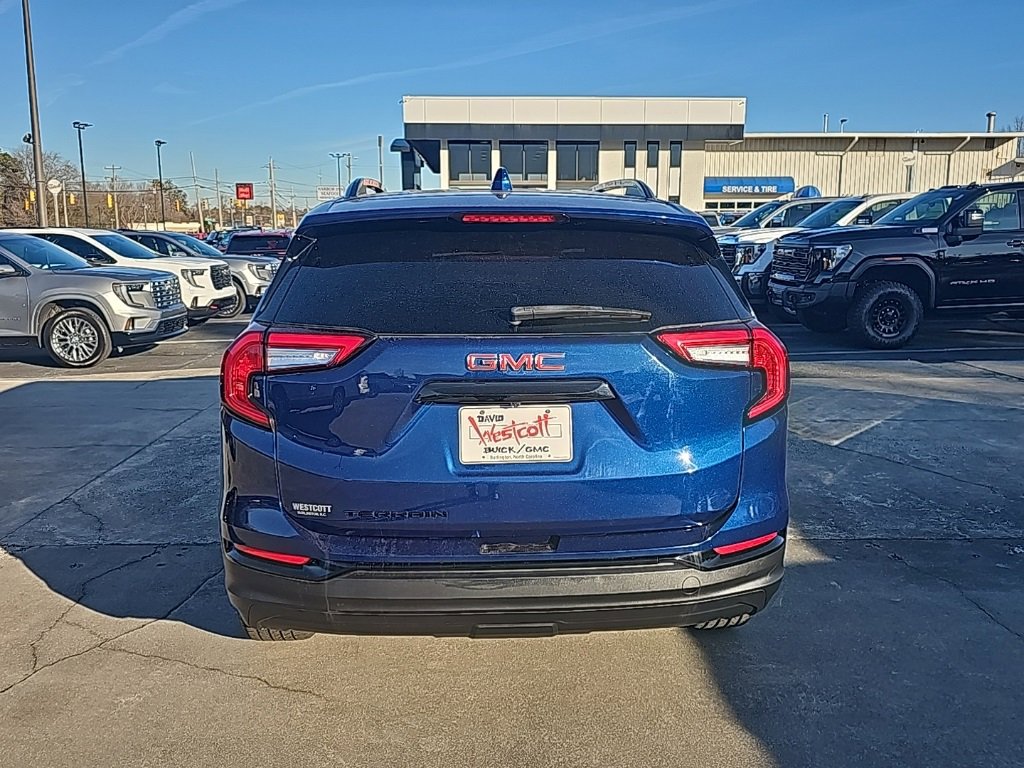 Used 2022 GMC Terrain SLE w/ Driver Convenience Package image 4