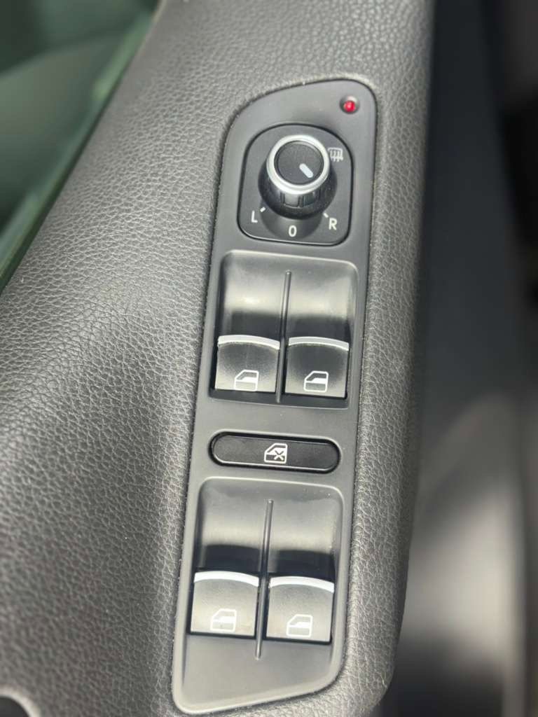 Used 2011 Volkswagen Tiguan S image 30