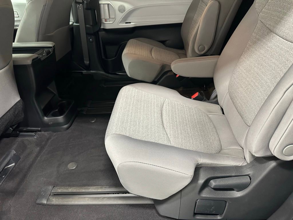 Used 2025 Toyota Sienna LE image 47