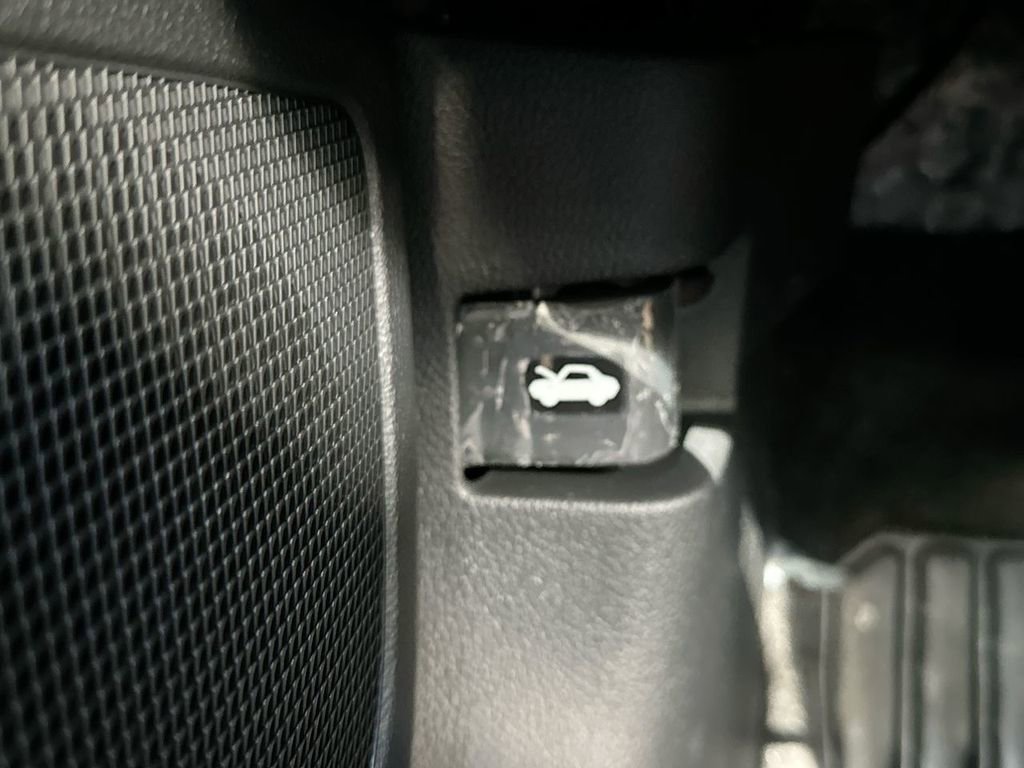 Used 2025 Nissan Altima 2.5 SV image 17