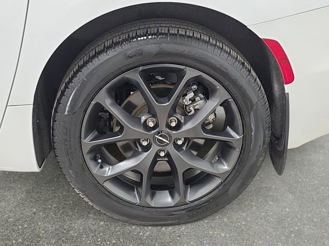 Used 2023 Chrysler Pacifica Touring-L w/ Uconnect Theater Family Group image 32