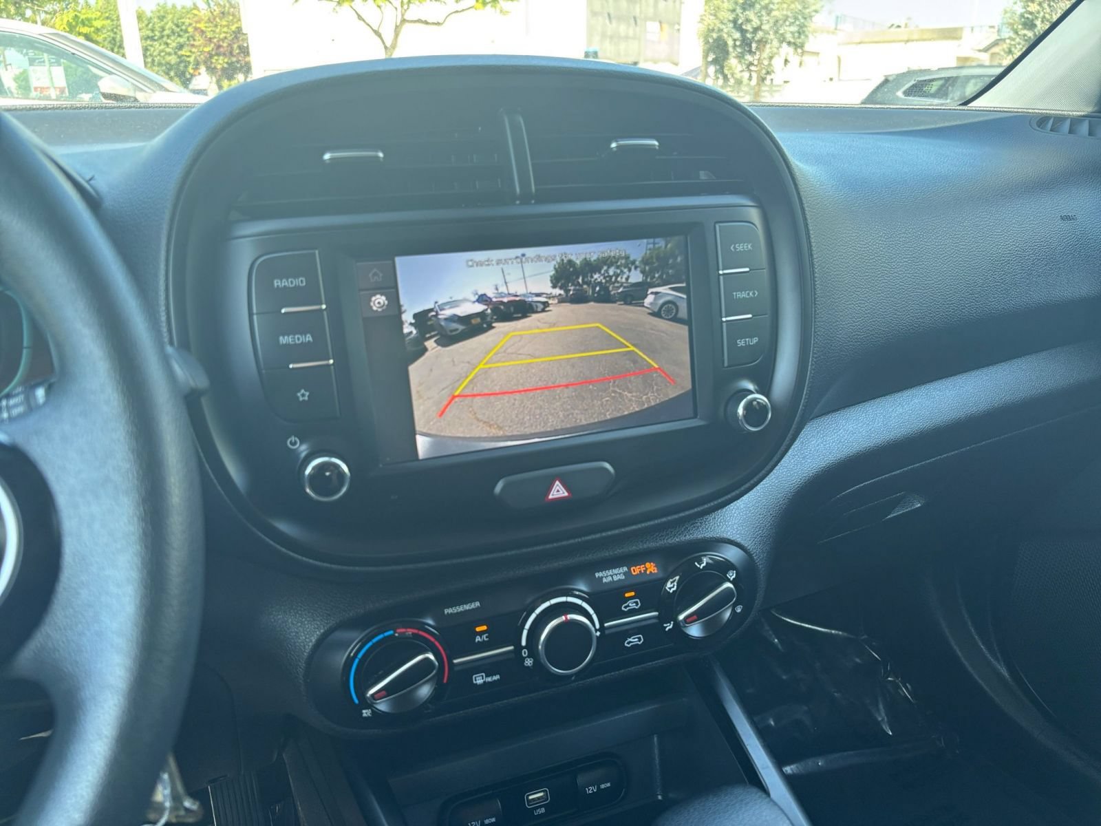 Used 2025 Kia Soul LX w/ LX Technology Package FWD image 24
