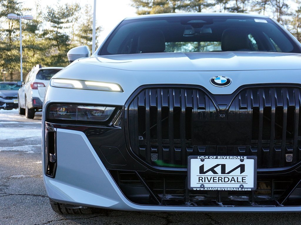 Used 2023 BMW 760i xDrive w/ Parking Assistance Package image 18